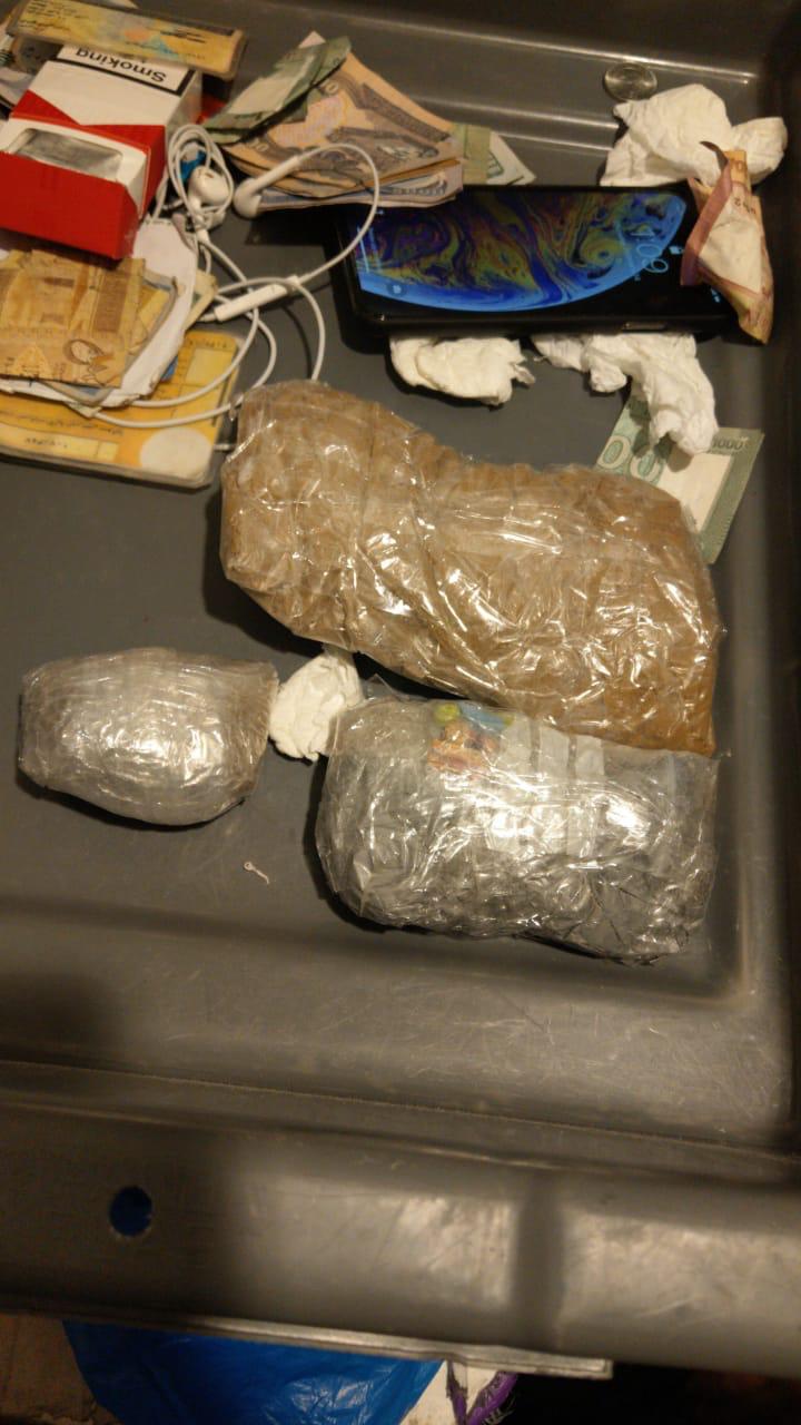 توقيف مواطن في المطار بحوزته 340 غراما من الحشيشية وحبوبا مخدرة