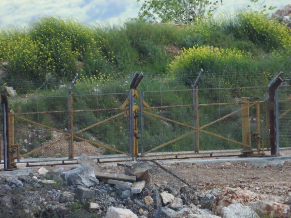 قوة من جيش العدو وضعت بوابة جديدة للسياج التقني  في خراج ميس الجبل