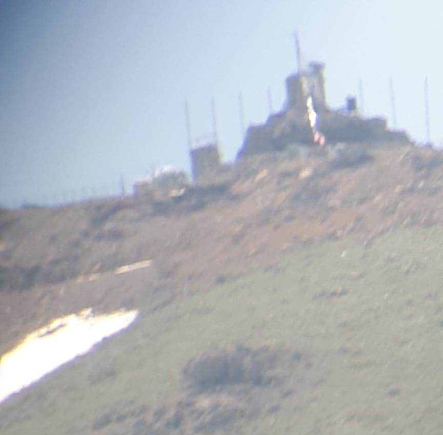 ورشة عسكرية معادية تقوم بأعمال تركيب سياج في الرادار