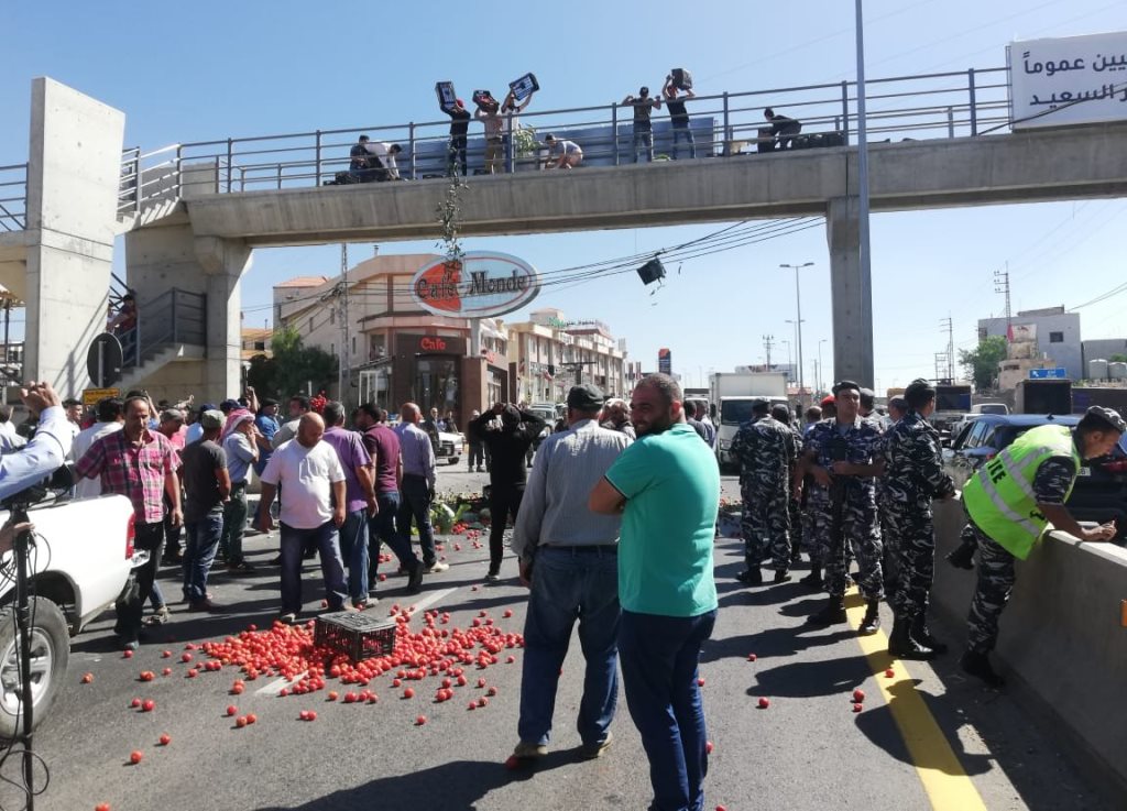 قطع اوتوستراد ابلح الفرزل ورمي المحاصيل احتجاجا على اهمال الدولة ملف التهريب