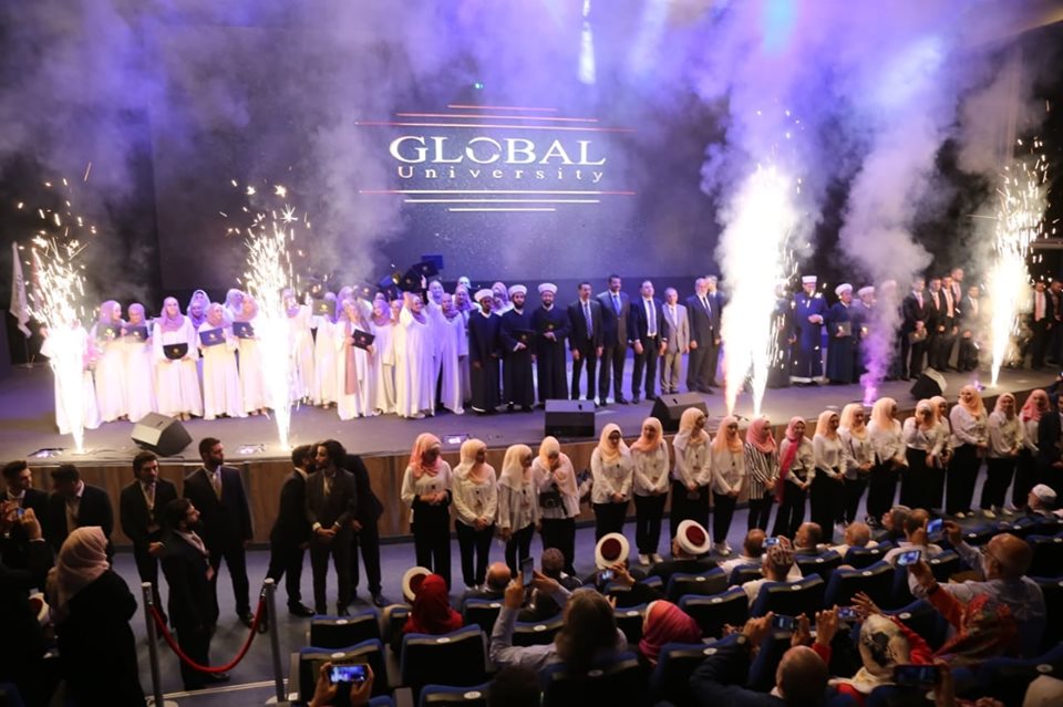 الجامعة العالمية تحتفي بتخريج دفعة جديدة من طلابها.