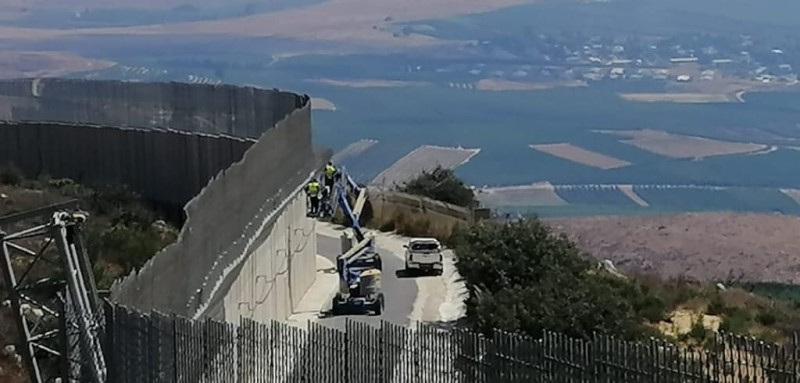 جيش العدو الاسرائيلي استكمل تركيب شبك حديدي على السياج فوق الجدار الفاصل مقابل بلدة عديسة،