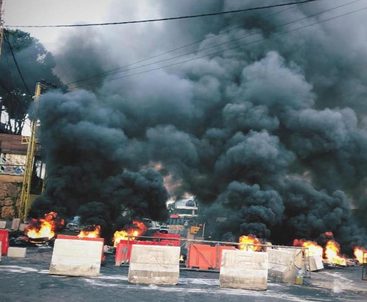 مواطنون يرفضون السماح بفتح اوتوستراد جونية