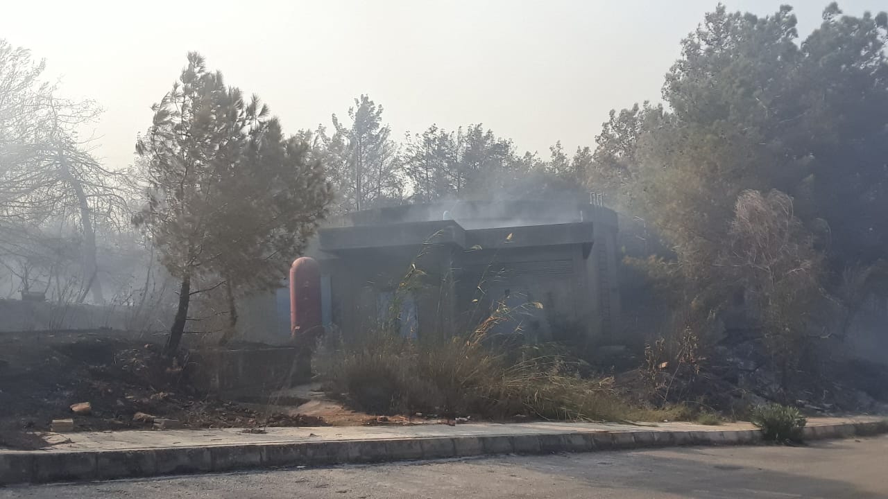 استمرار حريق المشرف والدفاع المدني والجيش يعملان على اطفائه