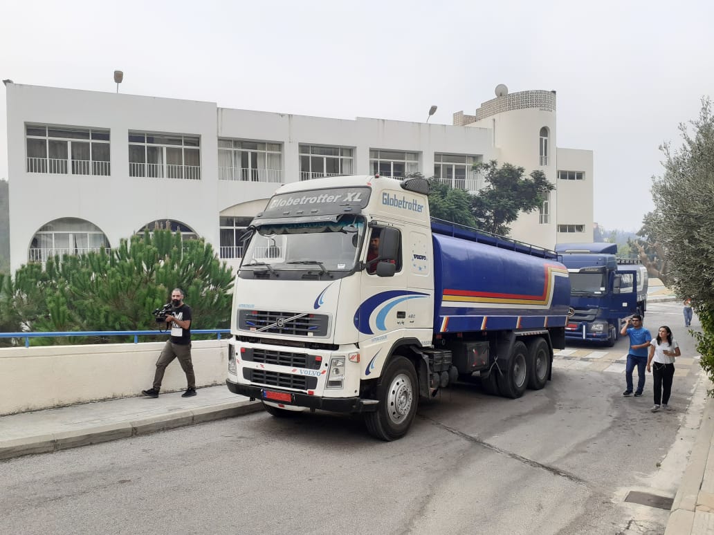 وصول صهاريج من مختلف المناطق الى المشرف للمساهمة في اخماد النيران