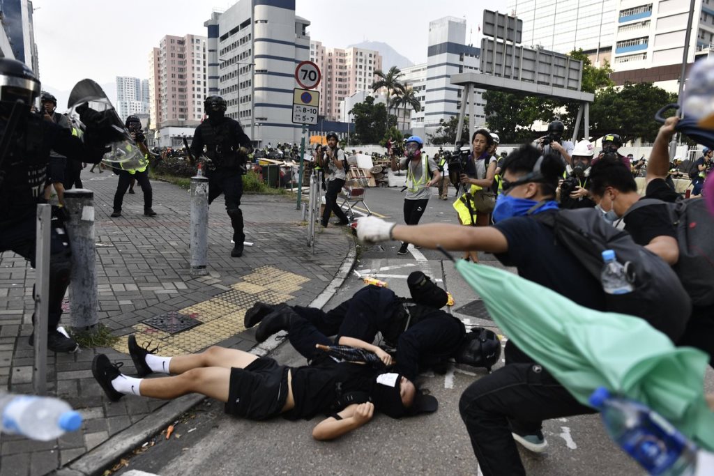 3 أشخاص في حالة حرجة بعد اشتباكات في هونغ كونغ