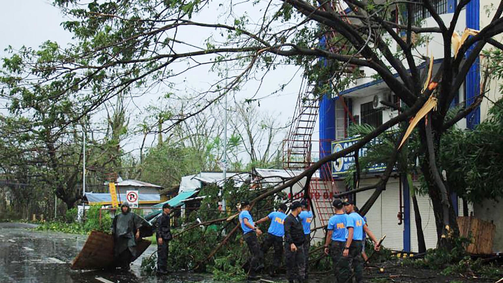 إعصار الفيليبين اجتاح جالبا معه أمطارا غزيرة