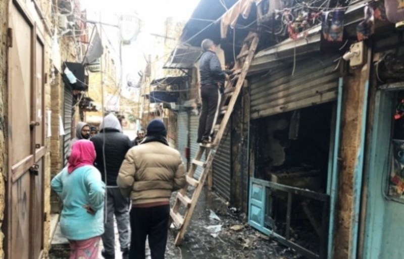 إخماد حريق في محل في صيدا القديمة