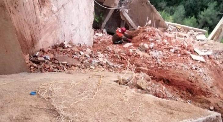 الدفاع المدني: سقوط “تراس” ملاصق لمبنى سكني في بشامون ولا إصابات