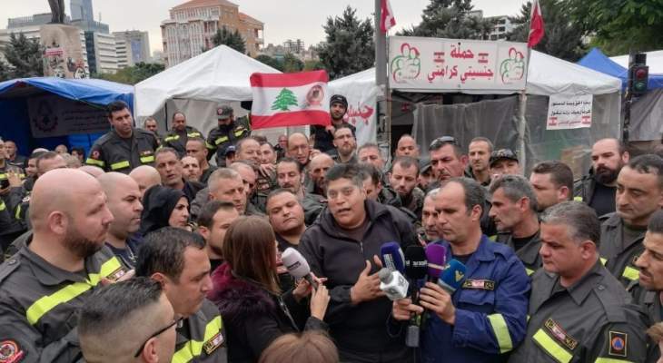 اعتصام لمتطوّعي الدفاع المدني على طريق قصر بعبدا