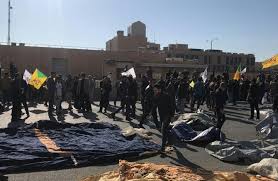 آلاف المحتجّين يتجمّعون أمام سفارة واشنطن في بغداد مندّدين بالضربات الأميركيّة على العراق