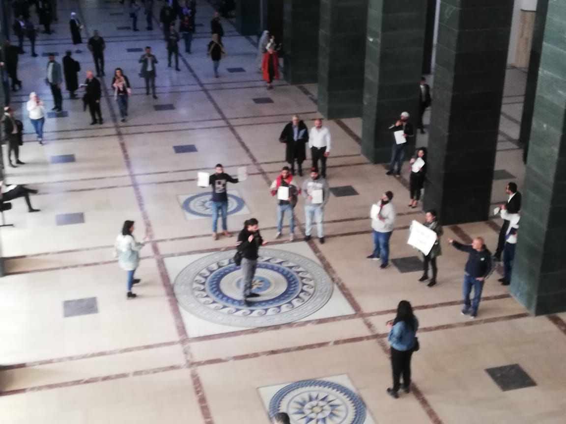متظاهرون في قصر العدل في بيروت