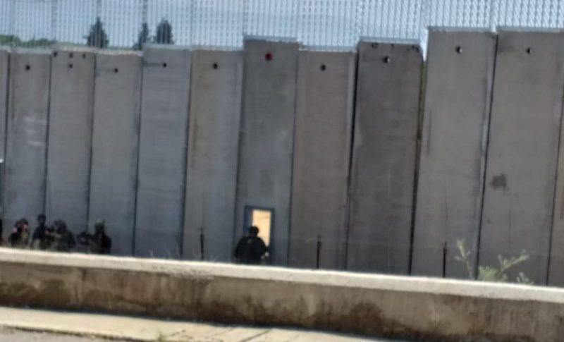 العدو الاسرائيلي فتح البوابة الحديدية في الجدار الاسمنتي مقابل طريق عام عديسة