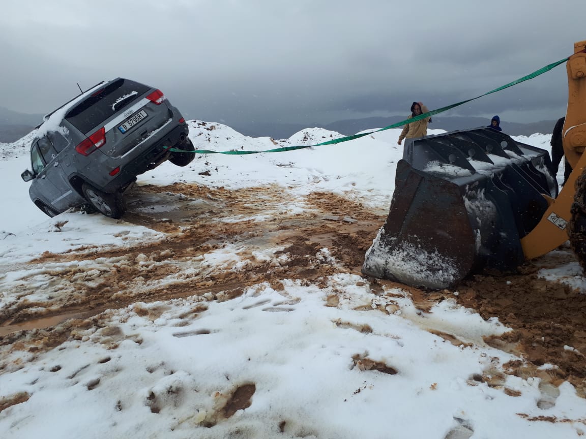 جرف ثلوج وانقاذ مواطنين على طريق ترشيش زحلة
