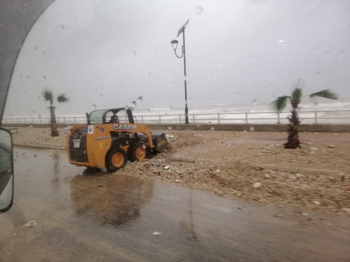 اعادت فتح الطريق البحرية بعدما أقفلتها الرمول والحصى