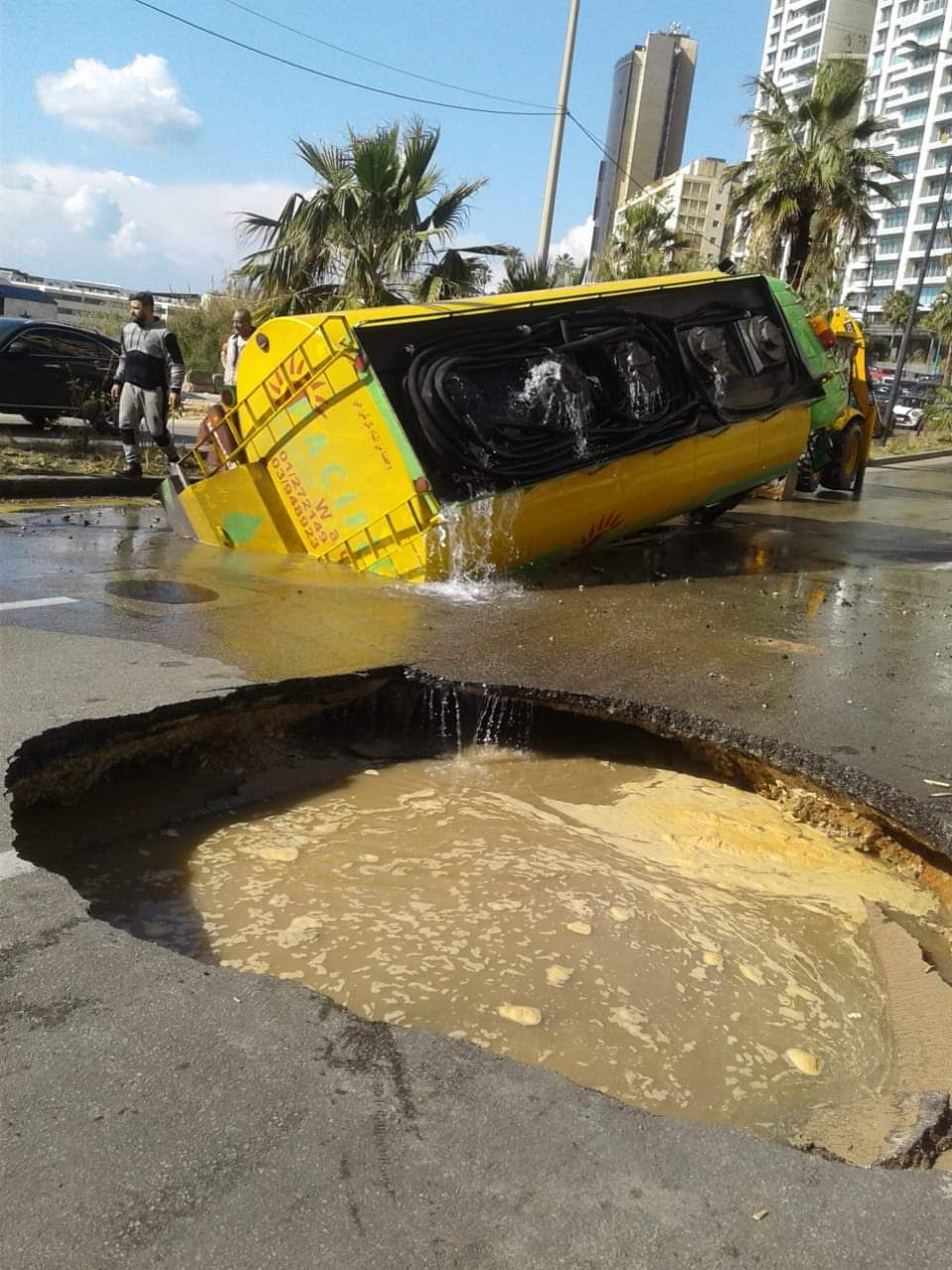 انخساف الطريق اثناء مرور صهريج للمياه على الكورنيش البحري محلة الروشة