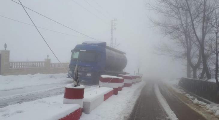 الدفاع المدني: انقاذ شاحنة إحتجزتها الثلوج على طريق ترشيش – زحلة