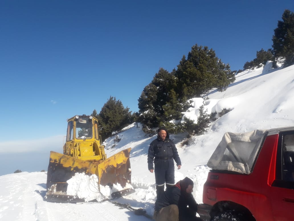 سحب سيارة عالقة في الثلوج على طريق عام القموعة الشنبوق