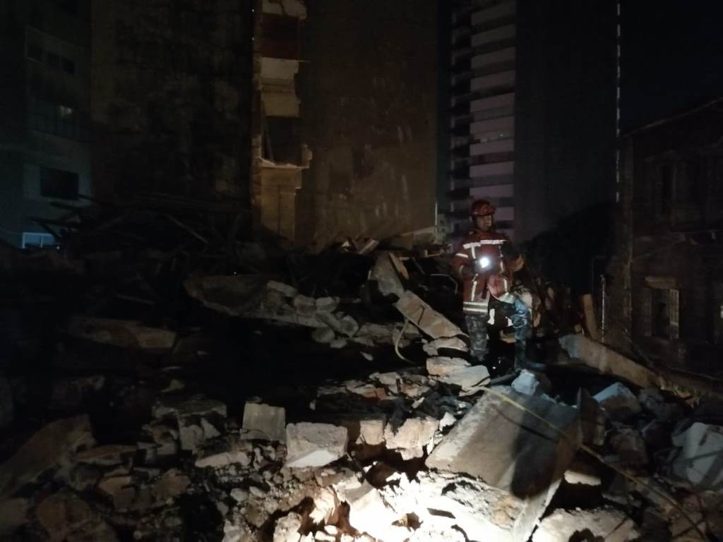 بدء رفع انقاض مبنى الأشرفية لإعادة فتح الطريق