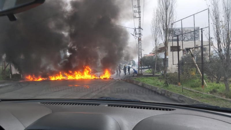 محتجون اقفلوا طريق الضنية الرئيسة