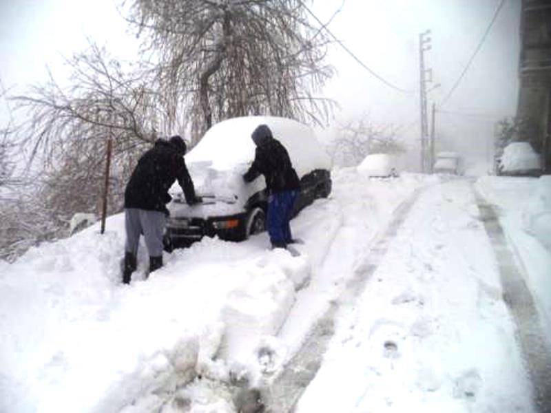 طرق مقطوعة بالثلوج