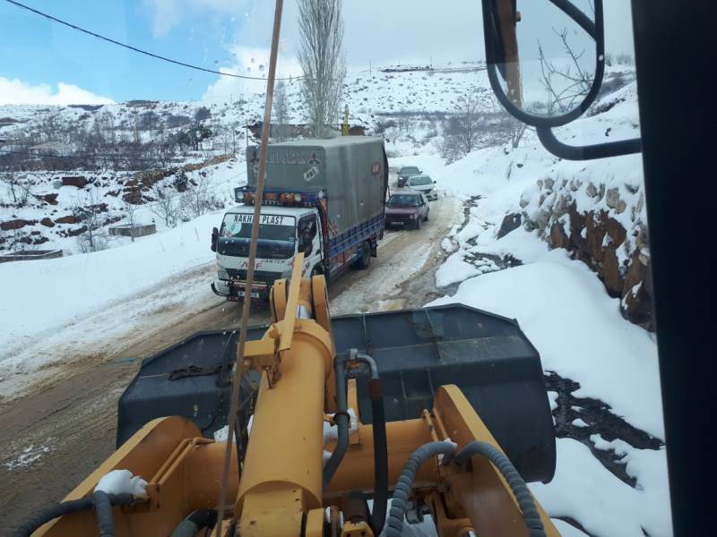 طرق مقطوعة بالثلوج