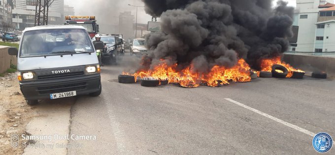 قطع السير بشكل جزئي بالاطارات المشتعلة على اوتوستراد جونية المسلك الشرقي