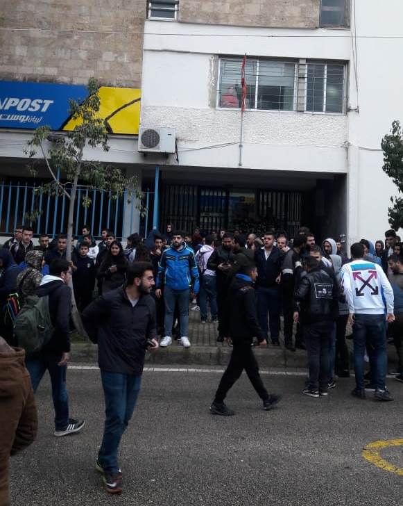 طلاب أقفلوا مدخل سنترال جونية