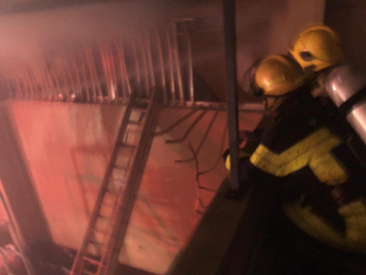 الدفاع المدني يعمل على إخماد حريق معمل ميموزا في المنصورية