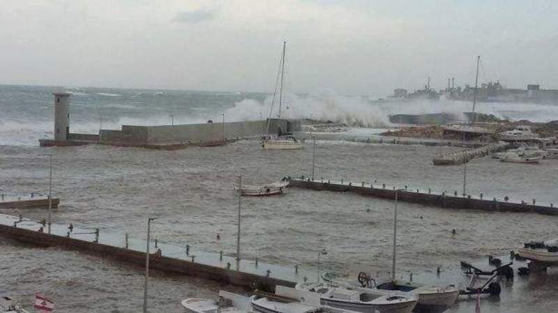المناخ العاصف اوقف حركة الملاحة في ميناء صور
