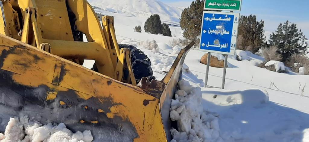 جرافة تعمل على فتح طريق وطى مشمش البويدرات الهرمل