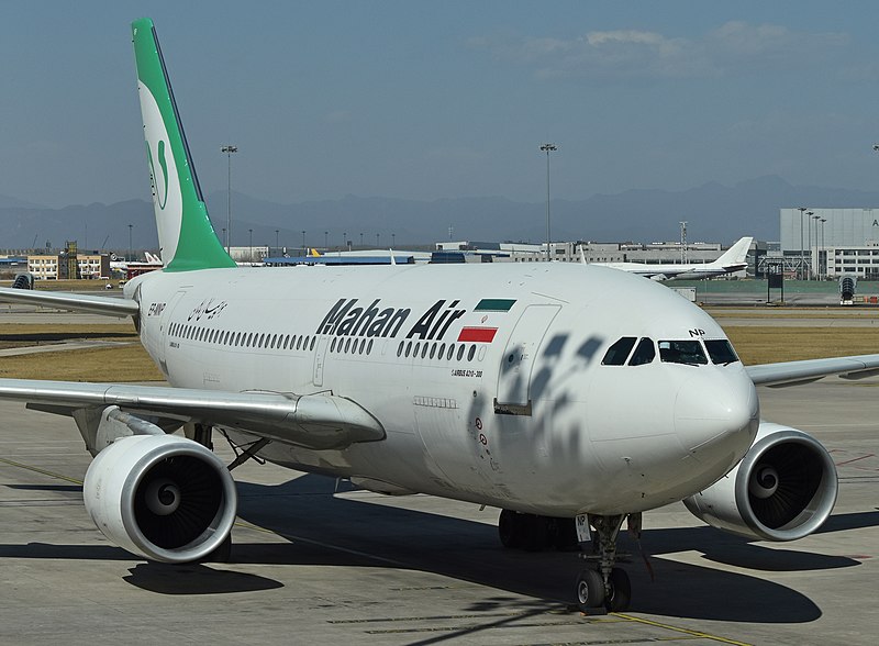 وصول الطائرة الايرانية الى مطار رفيق الحريري