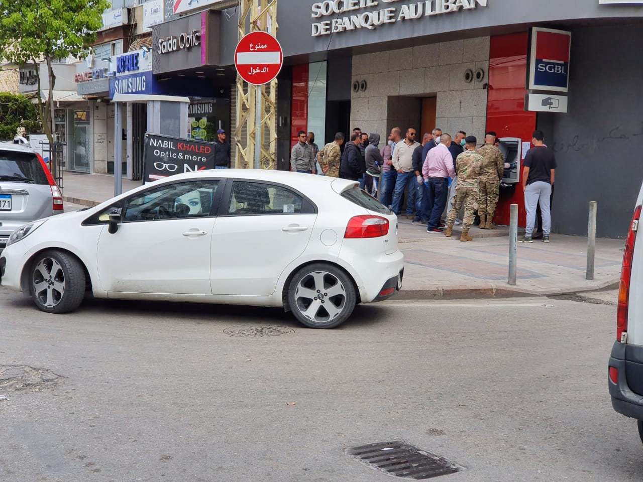 حركة سير في صيدا وصفوف من الموظفين أمام الصراف الالي