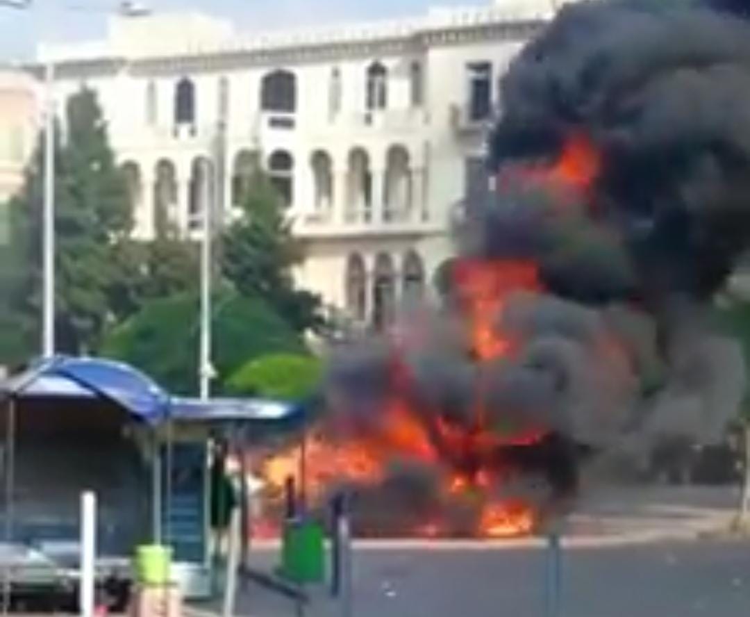 إحراق آلية لآمر فصيلة التل واخرى للشرطة القضائية وعدد من فروع المصارف في طرابلس