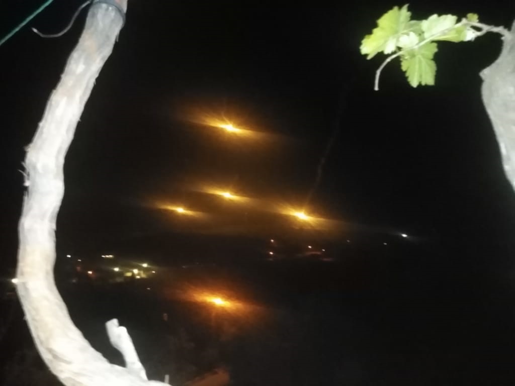 قنابل مضيئة في محيط العباد مقابل حولا