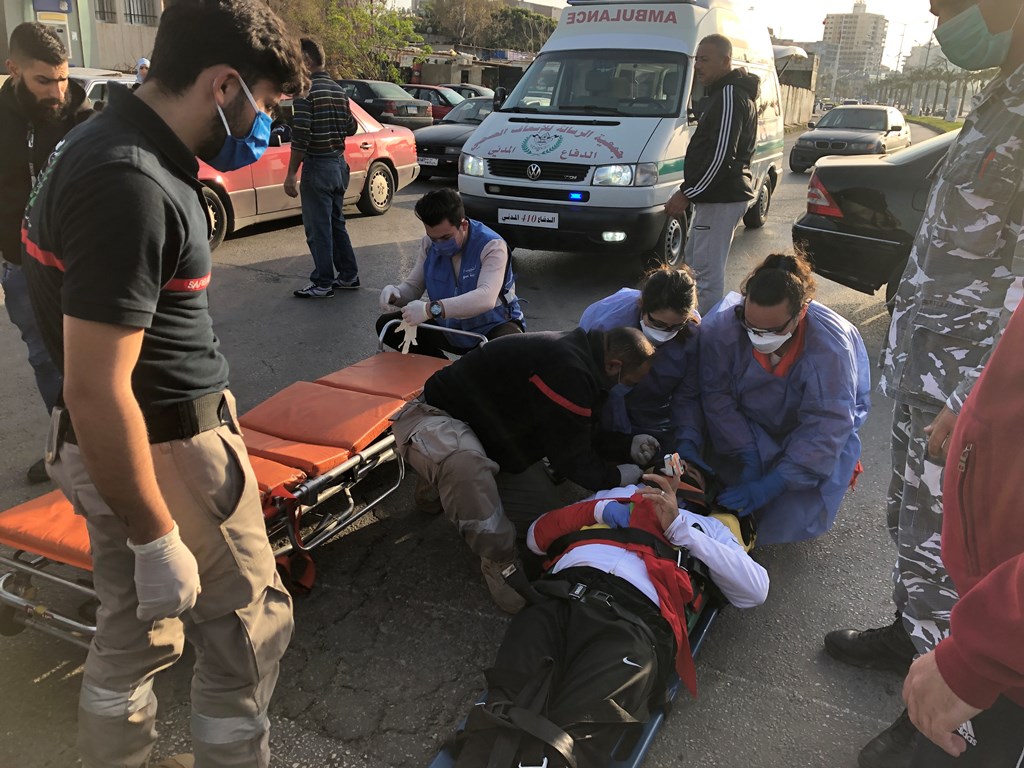 اصابة مواطن بحادث صدم عند مدخل صور