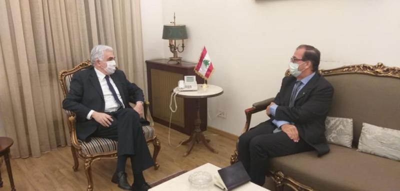 الوزير حتي عرض والسفير الفرنسي آخر المستجدات