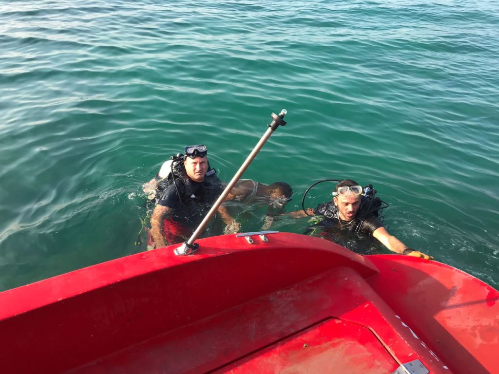 إنقاذ شاب لبناني كاد يغرق على شاطى خلدة والبحث جار عن 4 من رفاقه