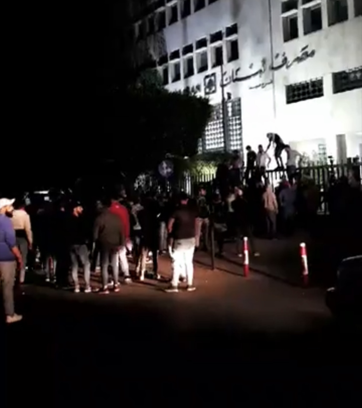 محتجون رشقوا مبنى مصرف لبنان في صيدا بالحجارة والمفرقات