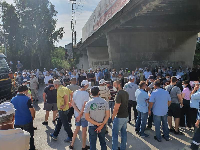 عمال شركة الترابة في شكا واصلوا اعتصامهم