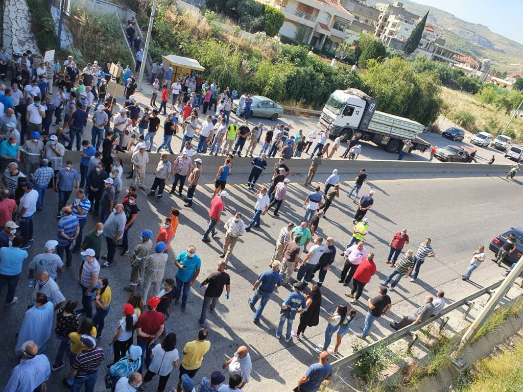 عمال شركة الترابة الوطنية أقفلوا أوتوستراد شكا مطالبين بمعاودة الانتاج