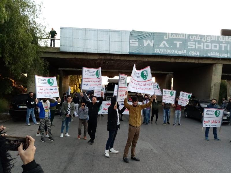 اعتصام لسائقي الشاحنات على أوتوستراد الزهراني