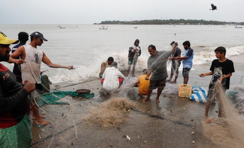 شوارع أكبر مدن الهند مهجورة استعداداً لإعصار قوي