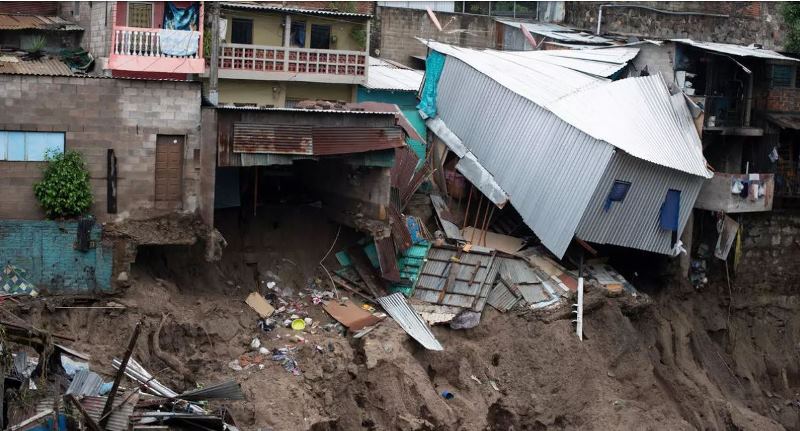 عاصفة استوائية تضرب السلفادور وغواتيمالا ووفاة 14 شخصا على الأقل