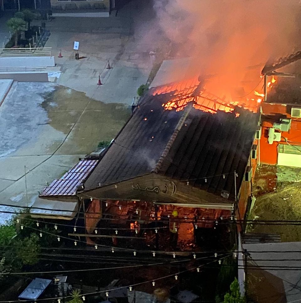 اخماد حريق في مقهى في صيدا