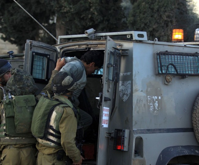 الاحتلال يعتقل مواطنًا ويفتش منازل في الخليل
