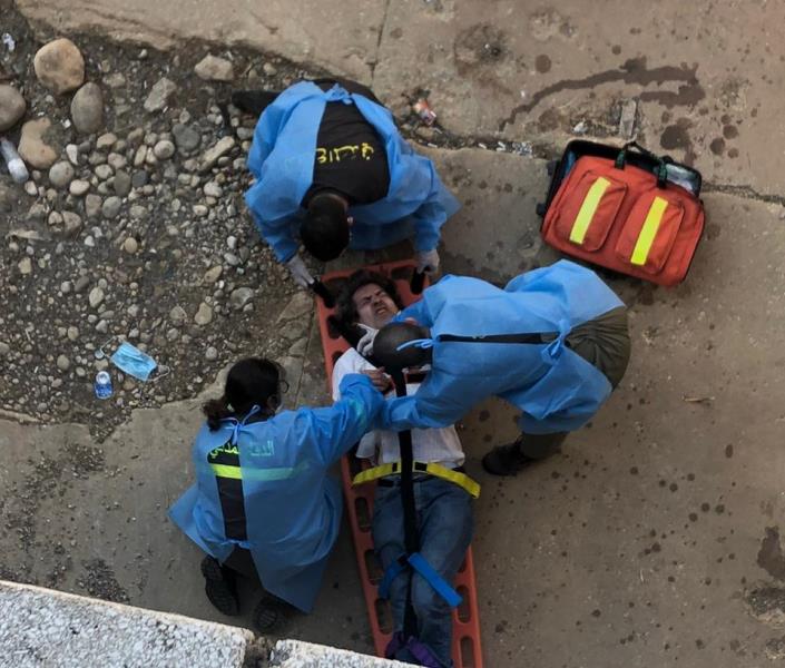 الدفاع المدني: المواطن الذي رمى بنفسه من على جسر برج حمود ما زال على قيد الحياة