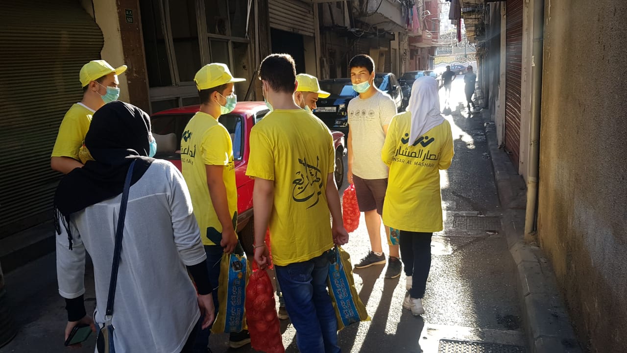 فرق التطوع الشبابية المشاريعية تواصل أعمالها وجولاتها في مجال الإغاثة