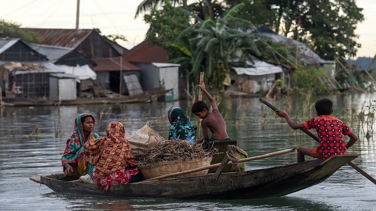الفيضانات تغطي ثلث بنغلادش وتودي بحياة المئات وسط آسيا