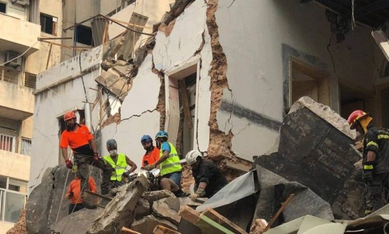 متابعة رفع أنقاض المبنى المهدم في الجميزة